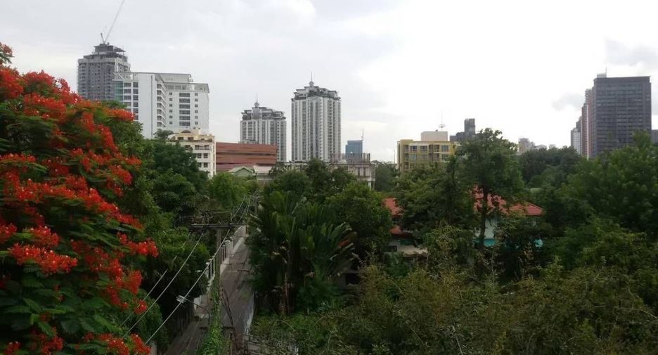 Haus zur Miete mit 4 Zimmer in Khlong Toei, Bangkok