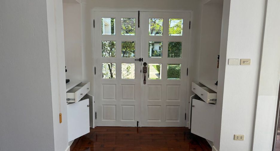 For rent 3 bedrooms house in Khan Na Yao, Bangkok