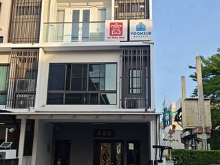 Casa adosada en venta de 3 habitaciones en Lat Phrao, Bangkok