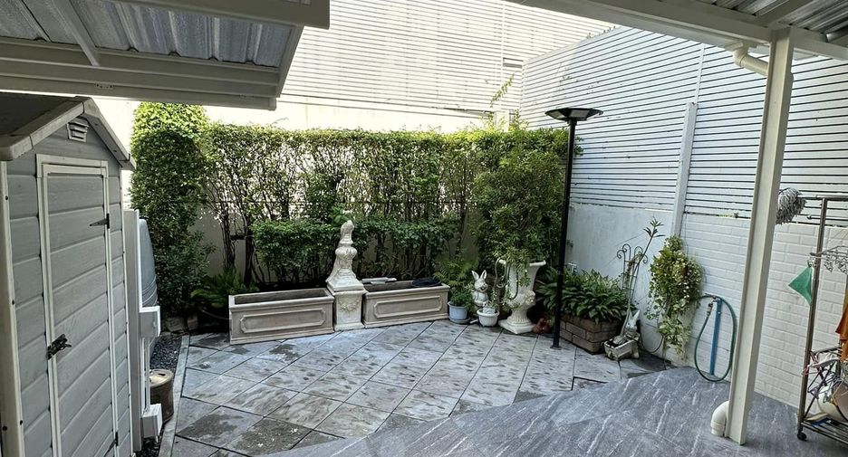 For sale 3 bedrooms townhouse in Lat Phrao, Bangkok