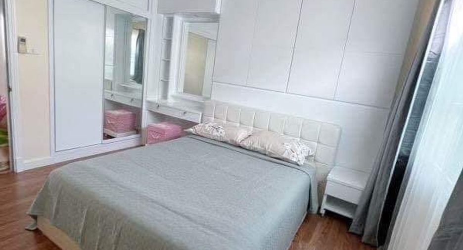 For rent 3 bedrooms townhouse in Bang Na, Bangkok