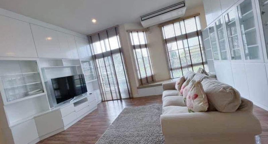 For rent 3 bedrooms townhouse in Bang Na, Bangkok