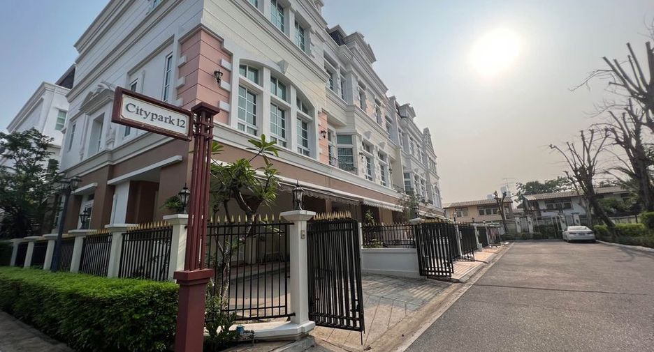 For rent 3 bedrooms townhouse in Bang Na, Bangkok