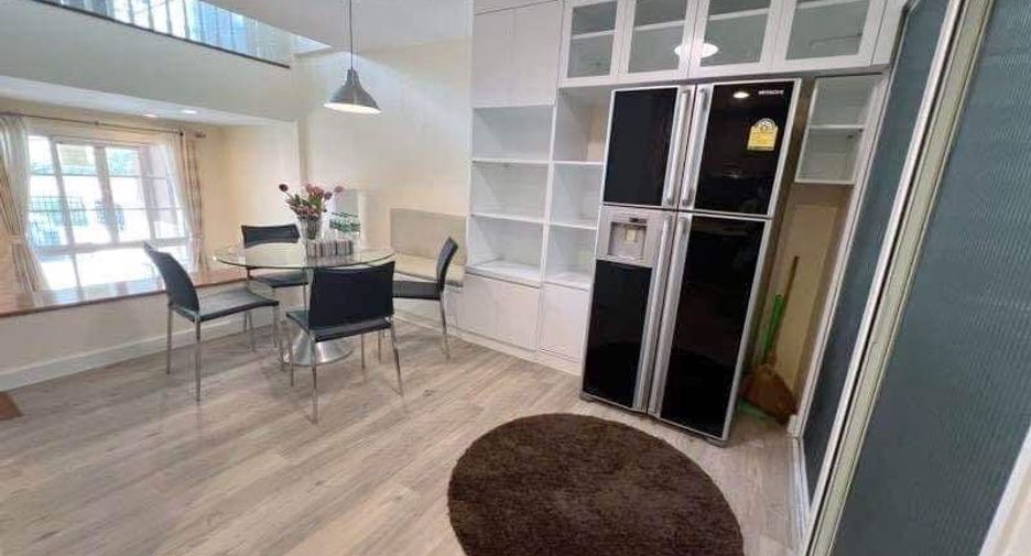 For rent 3 bedrooms townhouse in Bang Na, Bangkok