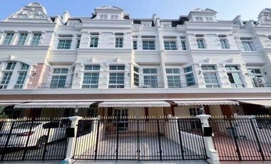 Casa adosada en alquiler de 3 habitaciones en Bang Na, Bangkok