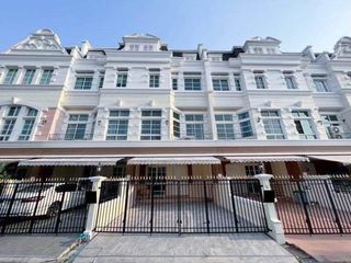 For rent 3 bedrooms townhouse in Bang Na, Bangkok