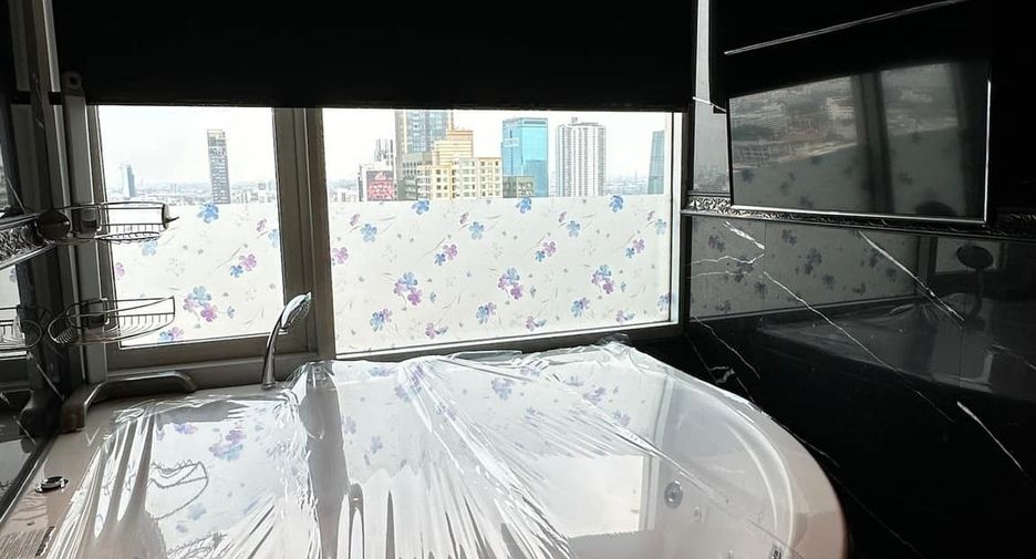 For rent 4 bedrooms condo in Watthana, Bangkok