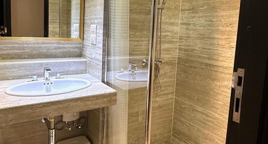For rent 4 bedrooms condo in Watthana, Bangkok
