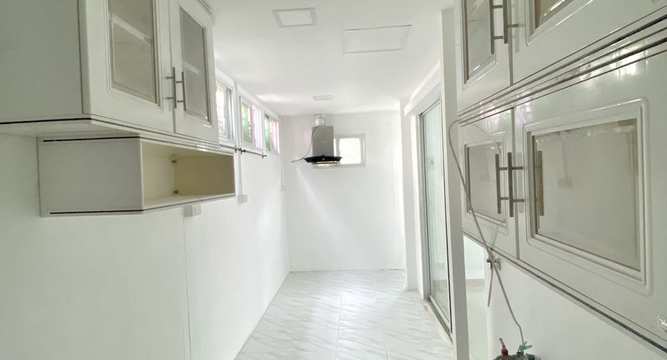 Casa adosada en venta de 4 habitaciones en Bang Khun Thian, Bangkok