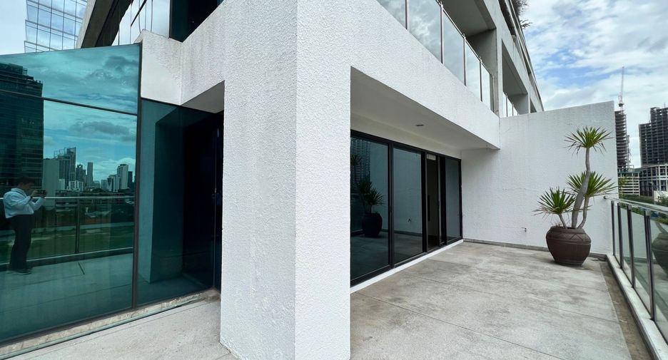 For rent 2 bedrooms condo in Pathum Wan, Bangkok