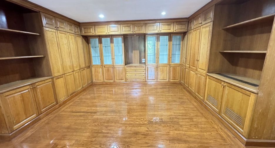 For rent 4 bedrooms house in Watthana, Bangkok