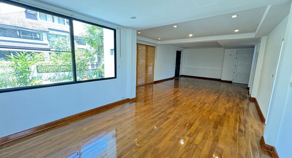 For rent 4 bedrooms house in Watthana, Bangkok