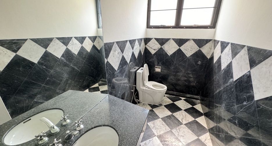 For rent 4 bedrooms house in Watthana, Bangkok