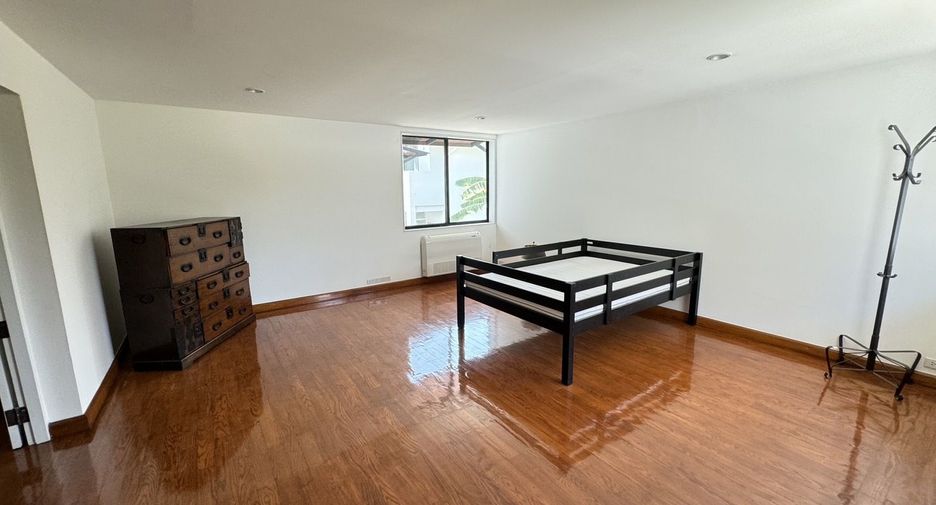 For rent 4 bedrooms house in Watthana, Bangkok