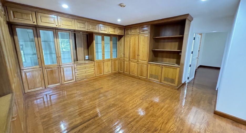 For rent 4 bedrooms house in Watthana, Bangkok