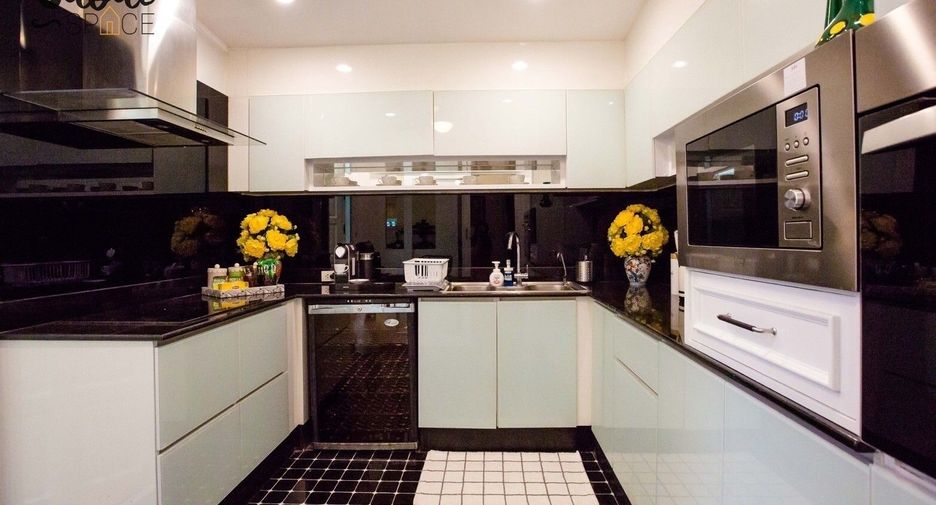 For rent 4 bedrooms house in Lat Phrao, Bangkok