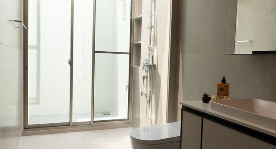 For rent 3 bedrooms condo in Saphan Sung, Bangkok