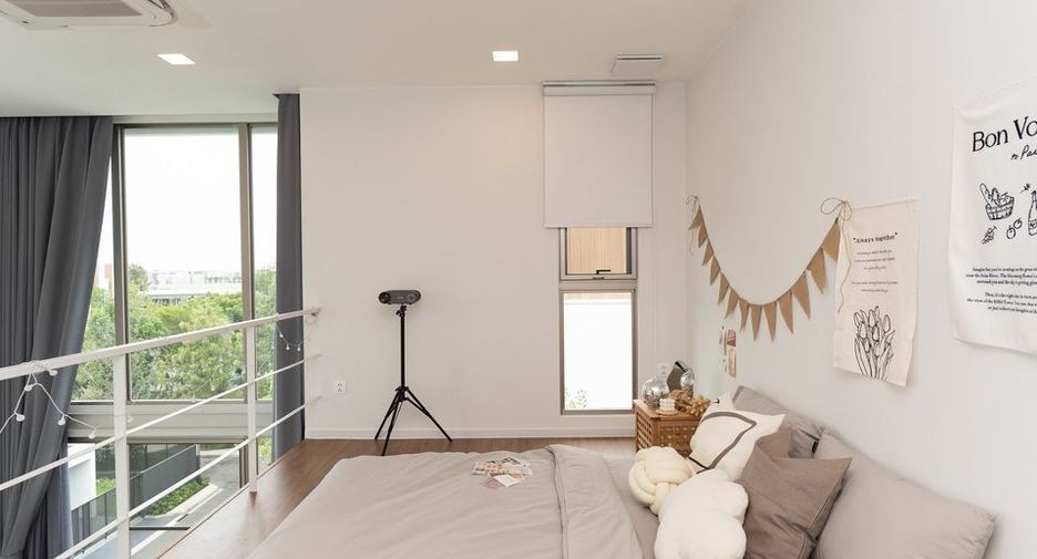 For rent 3 bedrooms condo in Saphan Sung, Bangkok
