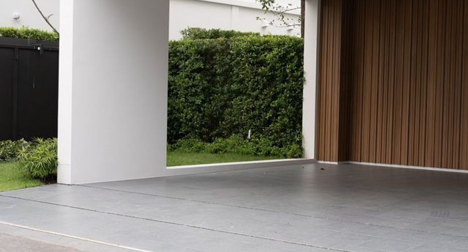 For rent 3 bedrooms condo in Saphan Sung, Bangkok
