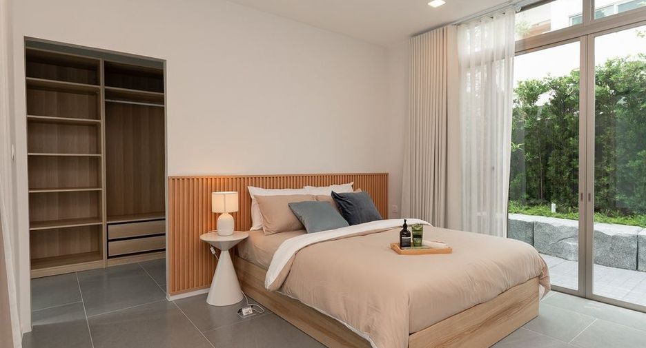 For rent 3 bedrooms condo in Saphan Sung, Bangkok