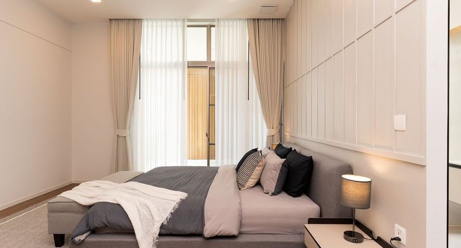 For rent 3 bedrooms condo in Saphan Sung, Bangkok