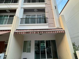 For rent 3 bedrooms townhouse in Chom Thong, Bangkok