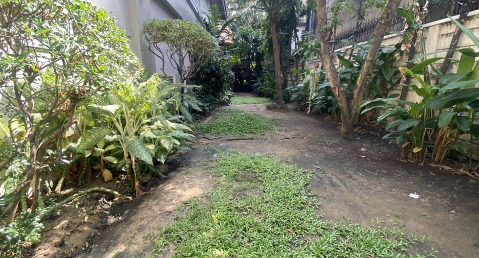 For rent 4 bedrooms house in Khlong Toei, Bangkok