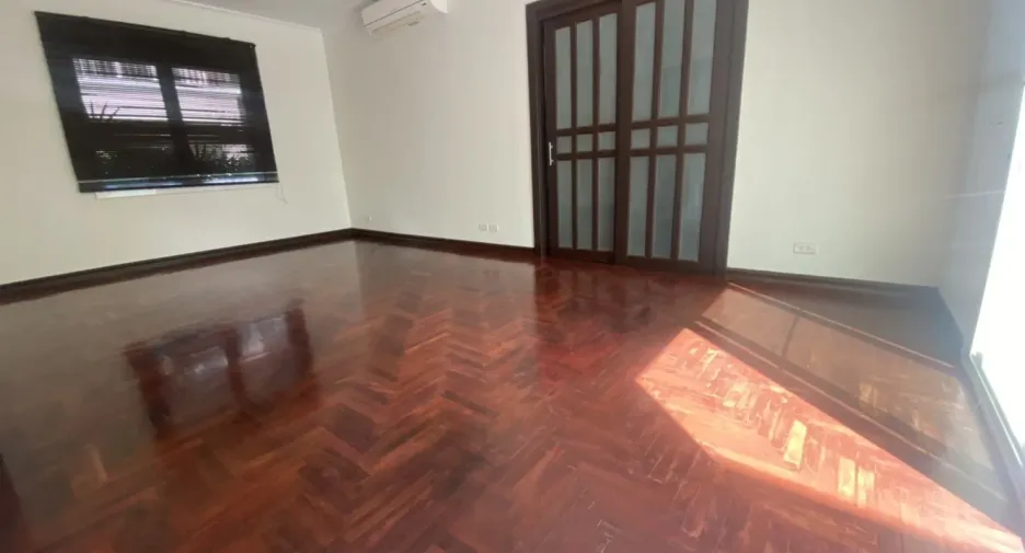 For rent 4 bedrooms house in Khlong Toei, Bangkok
