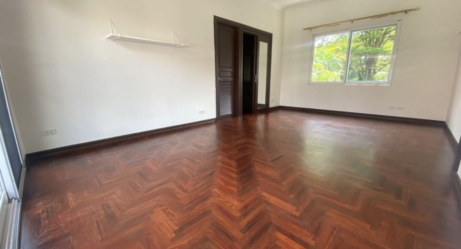 For rent 4 bedrooms house in Khlong Toei, Bangkok