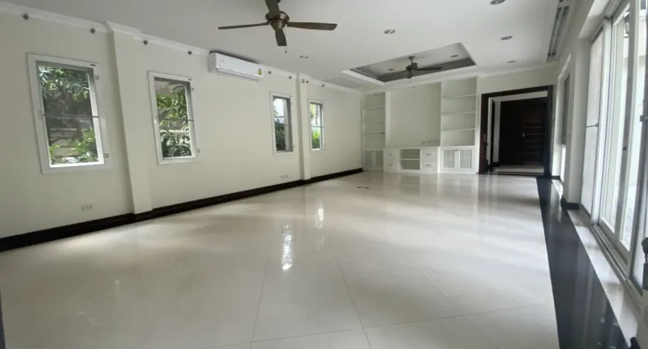 For rent 4 bedrooms house in Khlong Toei, Bangkok