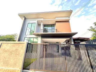 For sale and for rent 3 bedrooms house in Wang Thonglang, Bangkok