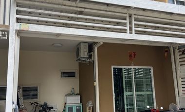 Casa adosada en venta de 3 habitaciones en Thung Khru, Bangkok