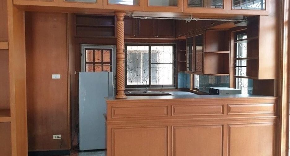 For sale and for rent 6 bedrooms house in Wang Thonglang, Bangkok