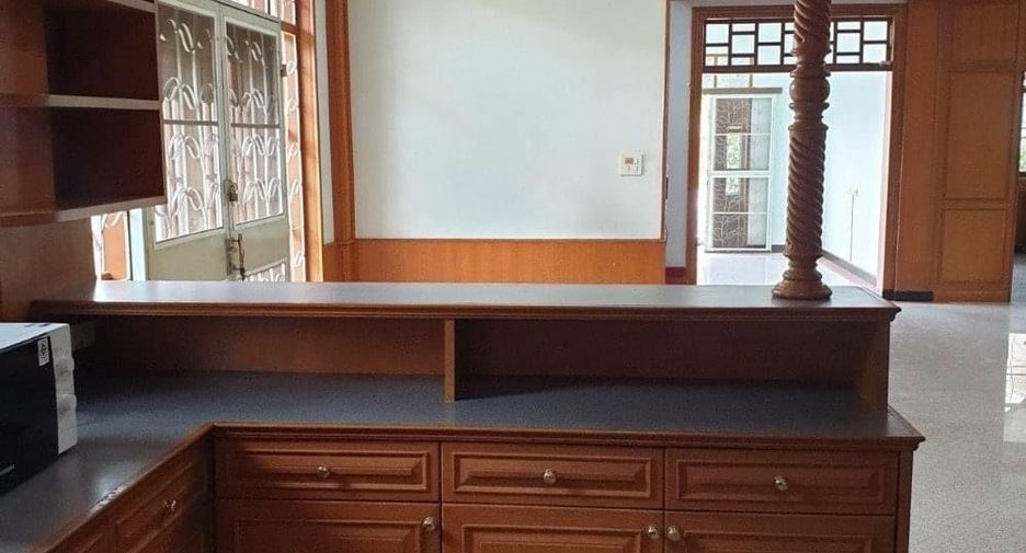 For sale and for rent 6 bedrooms house in Wang Thonglang, Bangkok