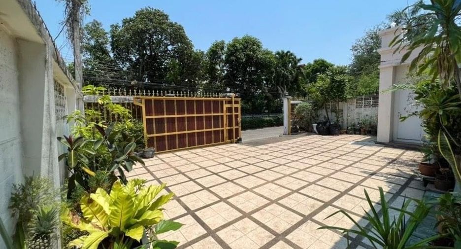 For sale and for rent 6 bedrooms house in Wang Thonglang, Bangkok