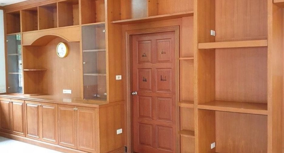 For sale and for rent 6 bedrooms house in Wang Thonglang, Bangkok