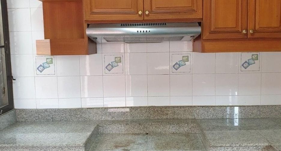 For sale and for rent 6 bedrooms house in Wang Thonglang, Bangkok