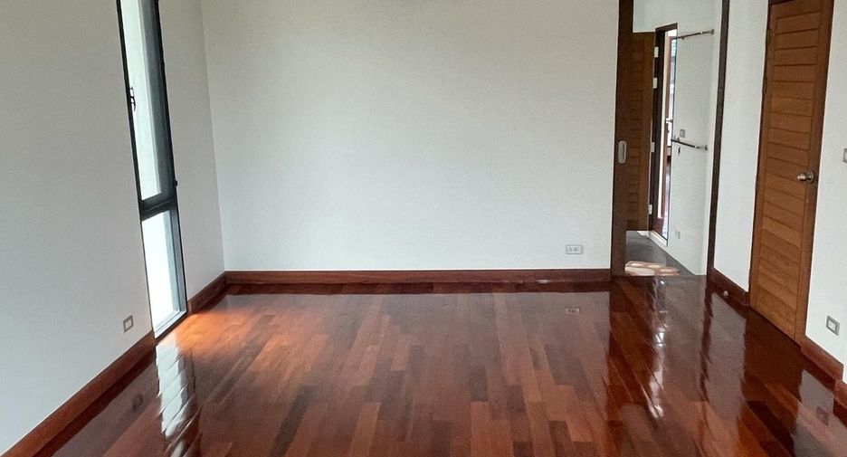 For sale 4 bedrooms house in Lat Phrao, Bangkok