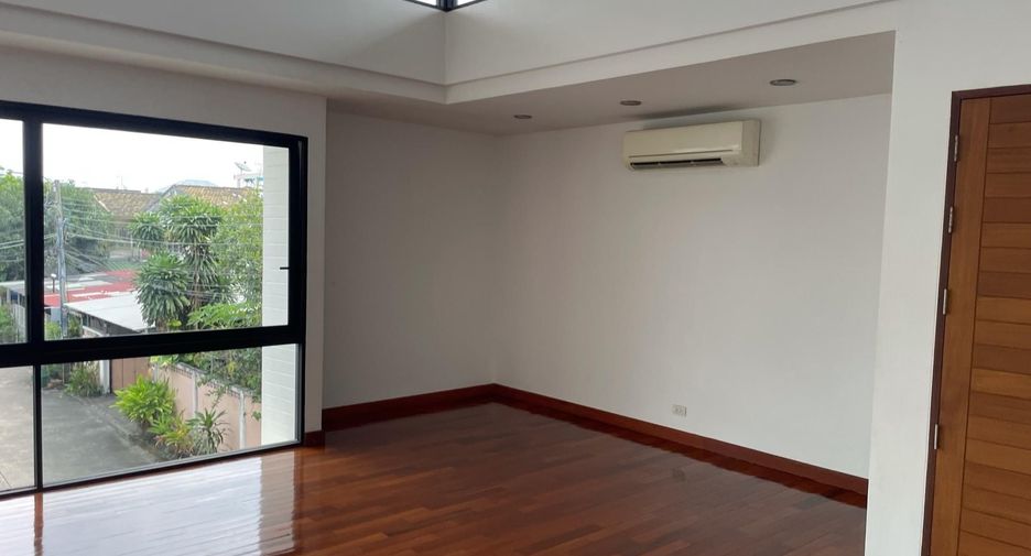 For sale 4 bedrooms house in Lat Phrao, Bangkok