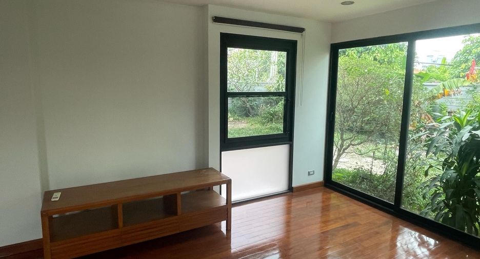 For sale 4 bedrooms house in Lat Phrao, Bangkok