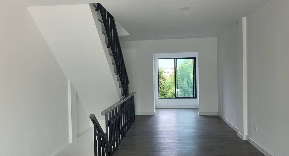 For sale 3 bedrooms townhouse in Saphan Sung, Bangkok