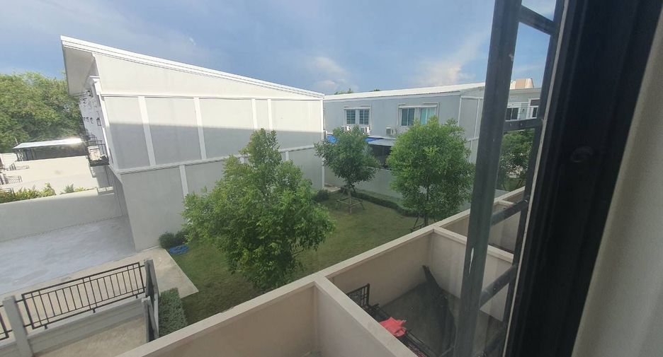For sale 3 bedrooms townhouse in Saphan Sung, Bangkok