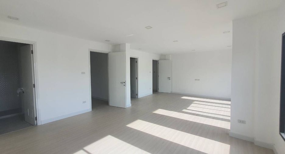 For sale 3 bedrooms townhouse in Saphan Sung, Bangkok