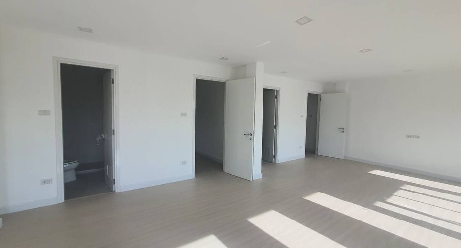 For sale 3 bedrooms townhouse in Saphan Sung, Bangkok
