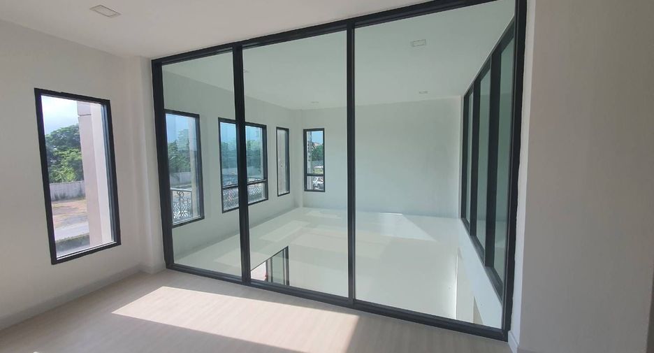 For sale 3 bedrooms townhouse in Saphan Sung, Bangkok