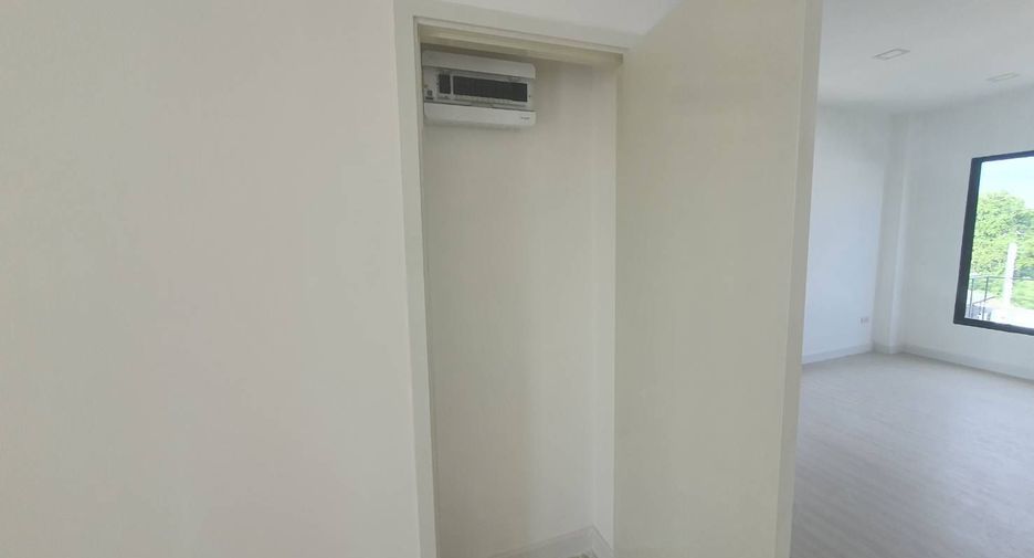 For sale 3 bedrooms townhouse in Saphan Sung, Bangkok