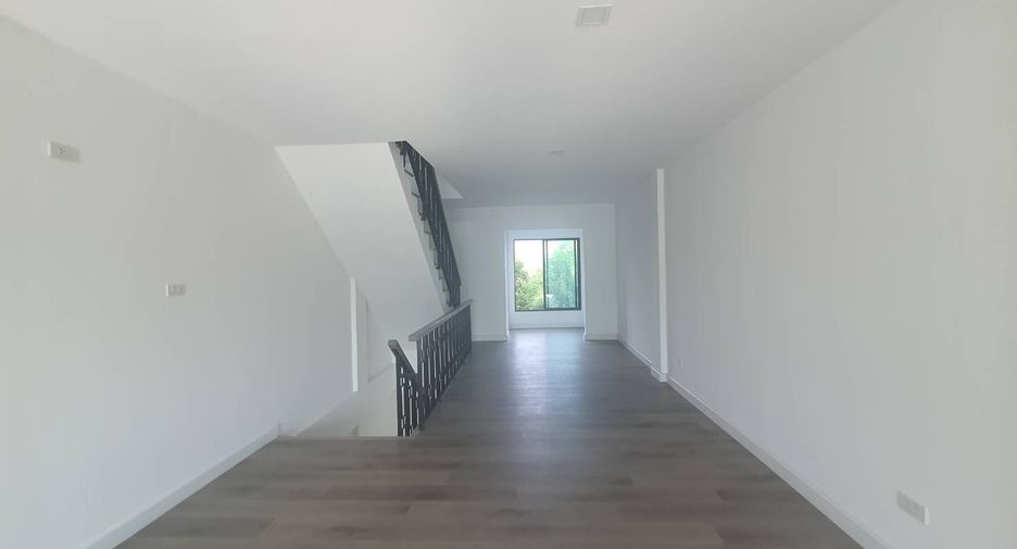 For sale 3 bedrooms townhouse in Saphan Sung, Bangkok