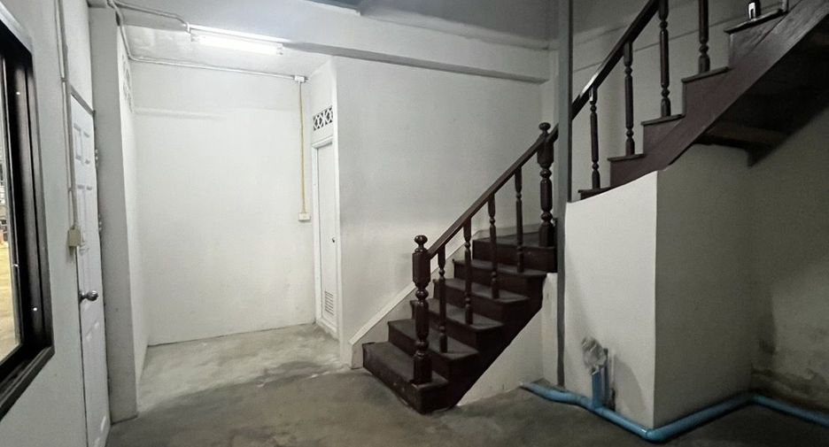 For rent 6 bedrooms retail Space in Bang Kho Laem, Bangkok