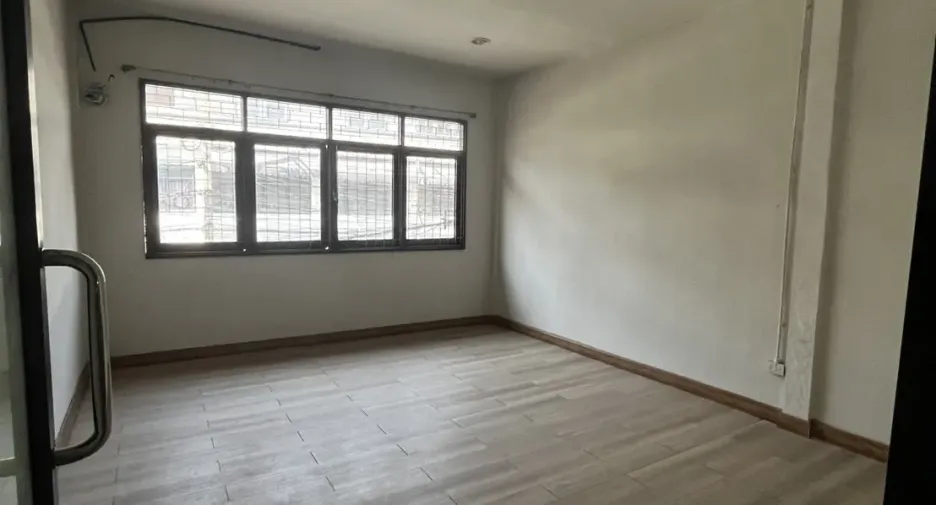 For rent 6 bedrooms retail Space in Bang Kho Laem, Bangkok