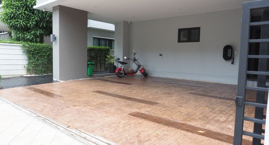 For sale 4 bedrooms house in Taling Chan, Bangkok